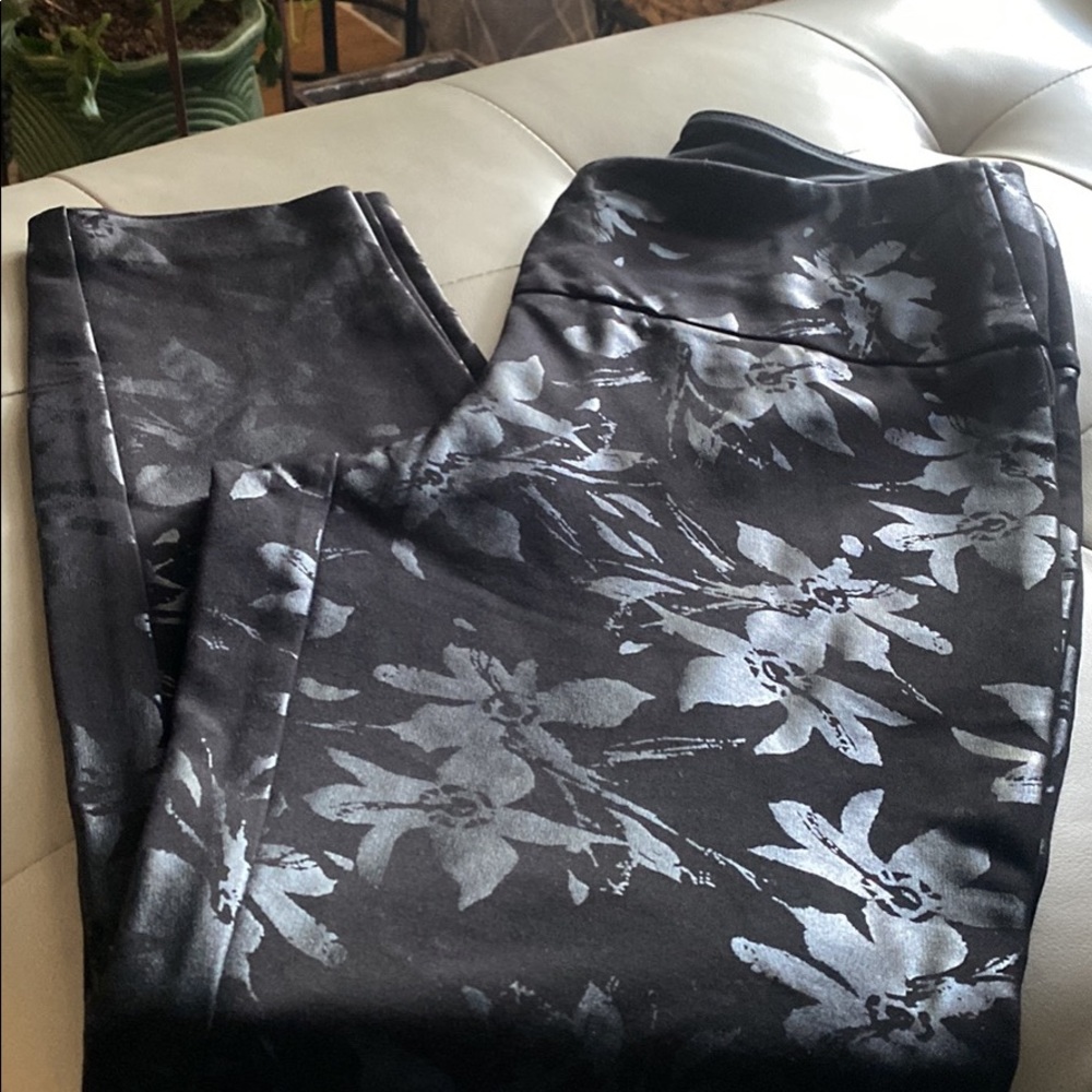 Soft Surroundings NWOT black on black patterned leggings in size M.